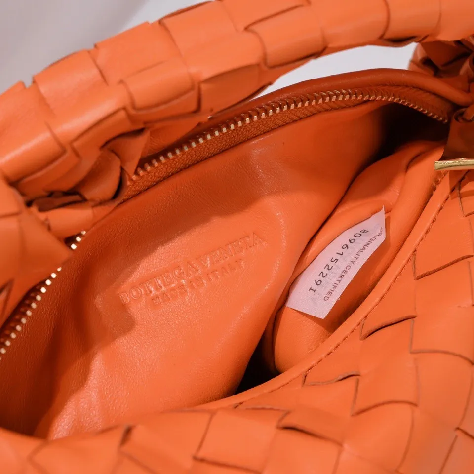 Batch 1120 BV Bottega Veneta's new early spring women's MINI JODIE handbag BV bag 🔥The new method is based on the original rounded corners, knotted with classic woven leather round hobo bag, The most iconic triangular pull-out design, using sheepskin draped soft shape, is super suitable for concave shapes~ Jodie feels really gentle to people, and is definitely the best item for daily matching. It has the same weave, new elements and twists, is compact and versatile, and is the new favorite of street style Internet celebrities! Dimensions: 23x28x8 Model: 6699-1